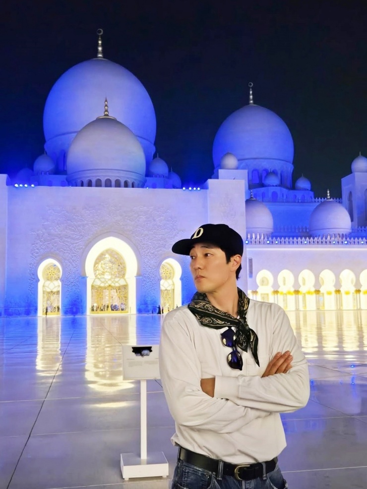 Theo Osen, hình ảnh So Ji Sub trong chuyến làm việc ở Abu Dhabi - thủ đô UAE - thu hút lượt thích và bình luận trên Instagram. Nhiều đồng nghiệp lẫn khán giả nhận xét tài tử vừa năng động, vừa phá cách khi kết hợp áo đơn sắc với quần denim, mũ lưỡi trai, thắt khăn bandana ở cổ. Ảnh: Instagram Soganzi_51