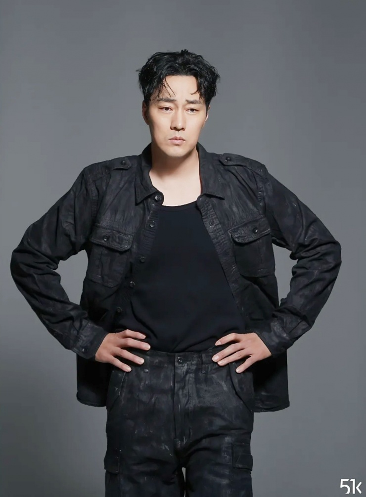 So Ji Sub nói để đảm bảo thể lực, giảm gần 20 kg cho các cảnh hành động cường độ cao, anh dành nhiều thời gian tập tạ, boxing, duy trì chế độ ăn low carb và ngủ nghỉ khoa học. Ảnh: 51K Entertainment
