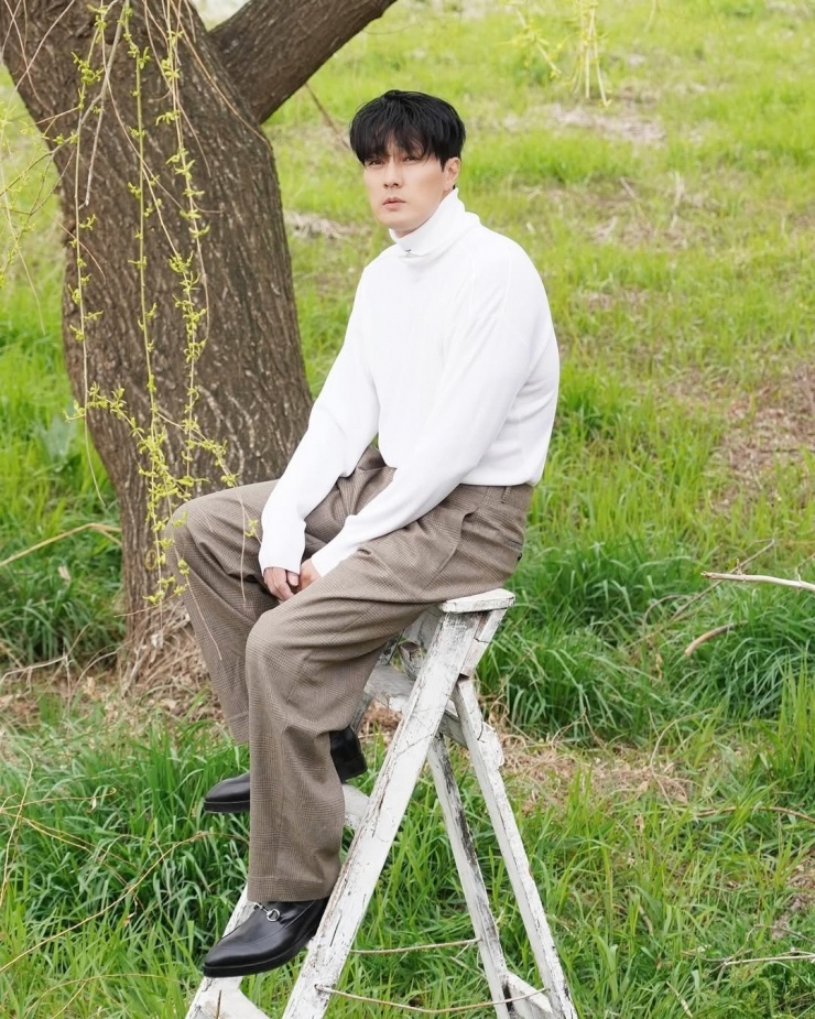 So Ji Sub sinh năm 1977, từng là vận động viên bơi chuyên nghiệp trước khi hoạt động nghệ thuật. Anh thuộc top diễn viên thực lực, ghi dấu qua các phim Giày thủy tinh, Chuyện hẹn hò, Chuyện tình Bali, Xin lỗi anh yêu em, Đường số 1, Only You, Mặt trời của chàng Joo, Đảo địa ngục, Một ngày nắng ấm, Nữ thần của tôi, Và em sẽ đến, My Secret Terrius. Ảnh: Arena