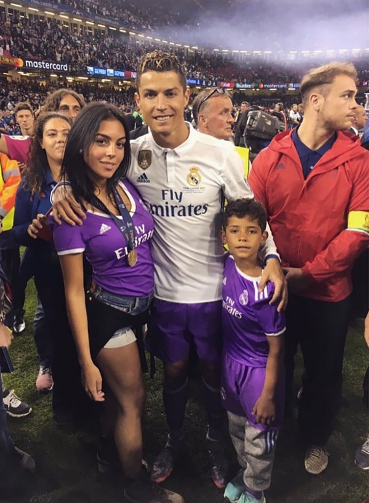 C. Ronaldo và Georgina Rodriguez bắt đầu hẹn hò từ năm 2017 sau lần gặp gỡ định mệnh tại cửa hàng Gucci - nơi cô làm việc khi ấy. Hai người xuất hiện lần đầu tiên cùng nhau tại Giải thưởng bóng đá xuất sắc nhất FIFA (The Best FIFA Football Awards) ở Zurich vào tháng 1/2017, trước khi lên Instagram vào tháng 5 năm đó.