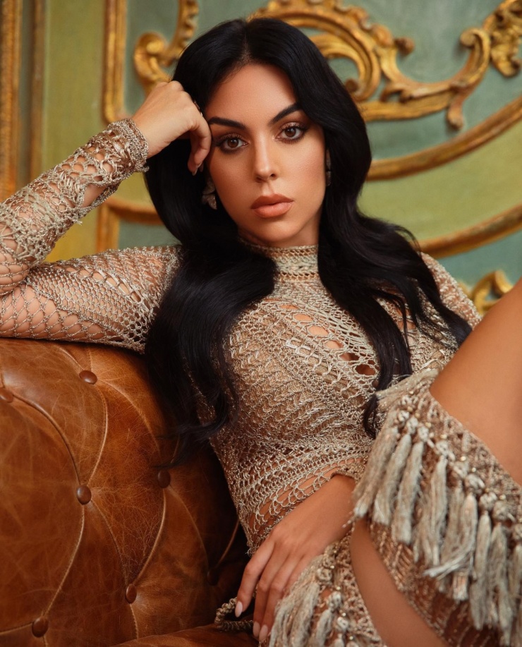 Từ khi hẹn hò C. Ronaldo, Georgina được cho là đã trải qua ít nhất 11 lần chỉnh sửa thẩm mỹ. Cô từng chỉnh sửa mũi vào năm 2016 và 2019. Người đẹp Argentina đeo niềng răng trong suốt năm 2016, thực hiện thủ thuật nâng cơ hàm, chỉnh sửa xương gò má… nhờ đó gương mặt thêm thon gọn, sắc nét.