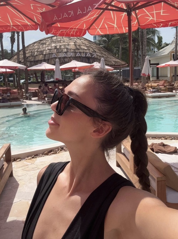 Mới đây, Dianka Zakhidova chia sẻ loạt ảnh thư giãn tại một beach club ở Đà Nẵng. Cô trở lại Việt Nam hôm 14/7 sau khi về thăm quê hương Ukraine hơn một tháng.