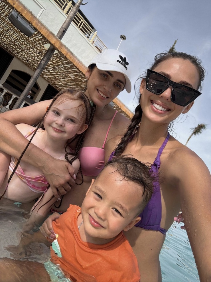 Hot mom tận hưởng nắng gió ngày hè bên con trai Danil, mẹ ruột (đội mũ) và em gái.