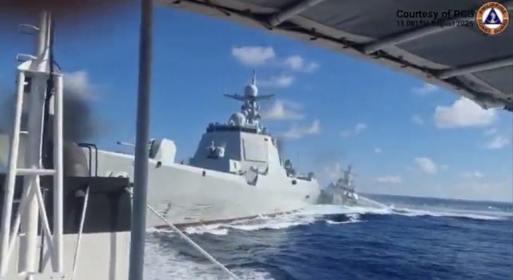 Ảnh do phía Philippines công bố về vụ va chạm giữa hai tàu Trung Quốc gần bãi cạn Scarborough ngày 11-8. Ảnh: Jey Tarriela/X