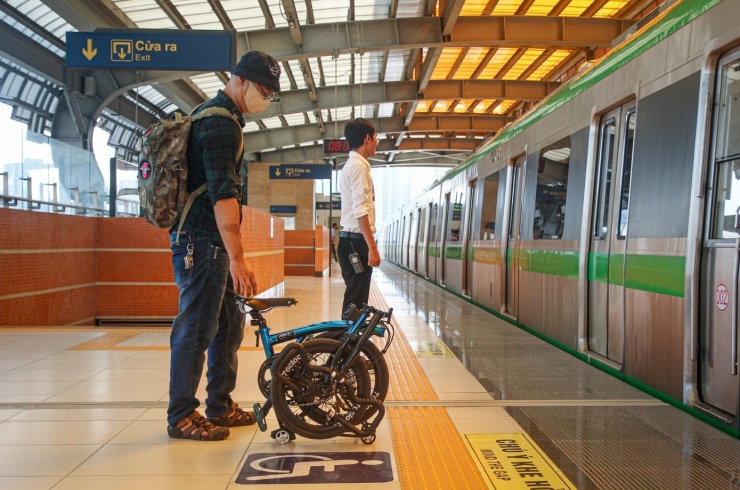 Hành khách mang xe đạp gấp lên tàu Cát Linh - Hà Đông thời gian qua. Ảnh: Thúy Hà Hành khách mang xe đạp gấp lên tàu Cát Linh - Hà Đông thời gian qua. Ảnh: Thúy Hà