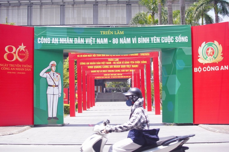 Bộ Công an phối hợp với Trung ương Đoàn TNCS Hồ Chí Minh và UBND TP Hà Nội tổ chức triển lãm “Công an nhân dân Việt Nam - 80 năm vì bình yên cuộc sống” tại Bảo tàng Hà Nội. Đây là hoạt động thiết thực tri ân và lan tỏa hơn nữa đến cộng đồng về những cống hiến, hi sinh của lực lượng Công an nhân dân trong sự nghiệp cách mạng, xây dựng và bảo vệ Tổ quốc. Thông qua các hoạt động giáo dục, trải nghiệm tại triển lãm nâng cao ý thức “thượng tôn pháp luật” đối với cộng đồng.