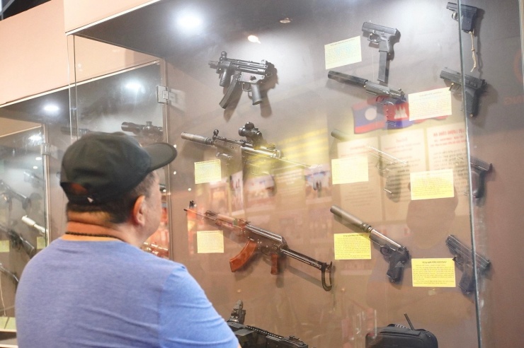 Trong đó, loạt trang thiết bị, vũ khí hiện đại phục vụ trong các nhiệm vụ của lực lượng công an thu hút người xem.