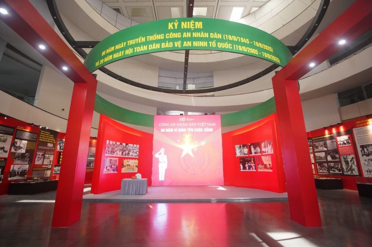 Nội dung triển lãm được bố trí thành 3 chủ đề lớn, kết hợp hoạt động tuyên truyền - giáo dục trải nghiệm dành cho công chúng, gồm: "Dấu ấn lịch sử", "Công an Việt Nam - Lào - Campuchia: Dấu ấn hợp tác và phát triển" và "CAND hiệu năng, hiệu lực, hiệu quả - Vì bình yên cuộc sống".