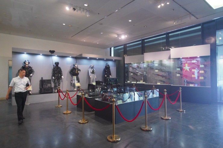 Triển lãm trưng bày, giới thiệu khoảng 500 tài liệu, hiện vật và hình ảnh phản ánh quá trình xây dựng, chiến đấu và phát triển của lực lượng Công an nhân dân.