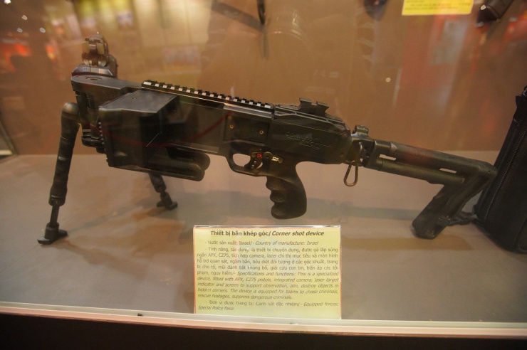 Thiết bị bắn khép góc được sản xuất tại Israel, được tích hợp camera, laser chỉ thị mục tiêu, màn hình hỗ trợ quan sát, ngắm bắn... để tiêu diệt tội phạm, khủng bố ở các góc khuất.