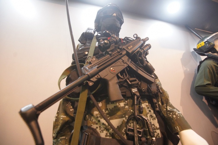 Các trang thiết bị để có thể đu dây, tấn công tội phạm.