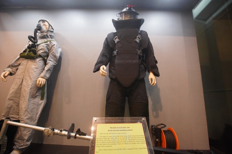 Bộ quần áo được trang bị khi xử lý bom mìn.