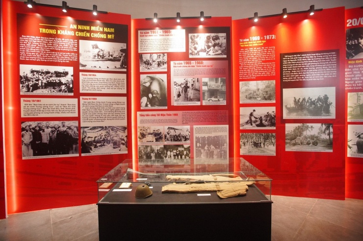 Những hình ảnh hoạt động của lực lượng Công an nhân dân được tái hiện khắp triển lãm.