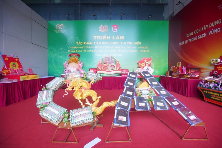 Triển lãm các tác phẩm tiêu biểu cuộc thi tìm hiểu "80 năm Ngày truyền thống Công an nhân dân, 20 năm Ngày hội toàn dân bảo vệ an ninh Tổ quốc".