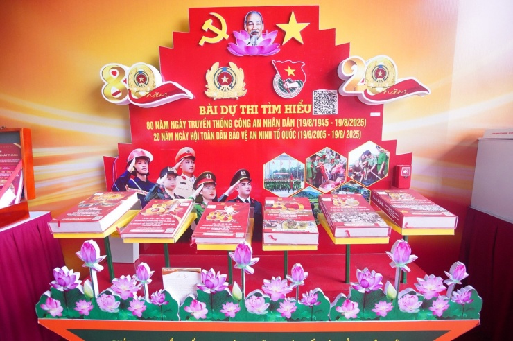 Các tác phẩm được trưng bày tại triển lãm.