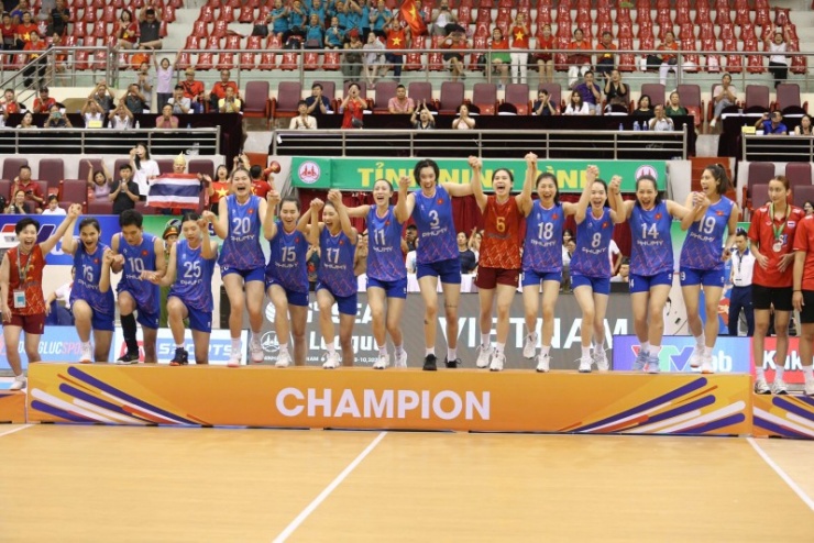 Tuyển bóng chuyền nữ Việt Nam lên ngôi vô địch chặng 2 SEA V.League. Ảnh: VFV