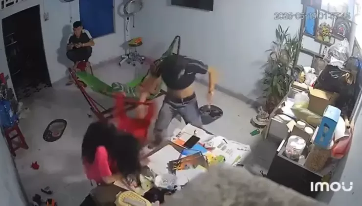 Hình ảnh Huỳnh Thanh Tân cầm ghế nhựa đập liên tiếp nhiều phát vào đầu chị Tuyến.