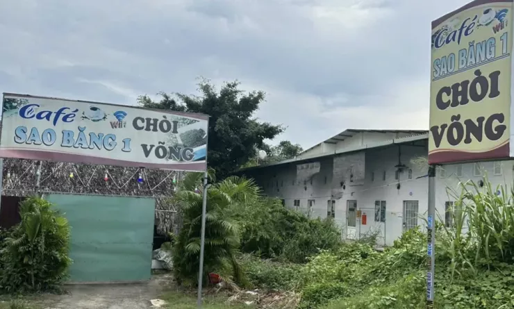 Quán cà phê nơi chủ quán cho nữ tiếp viên kích dục, bán dâm tại chòi lá. Quán cà phê nơi chủ quán cho nữ tiếp viên kích dục, bán dâm tại chòi lá.