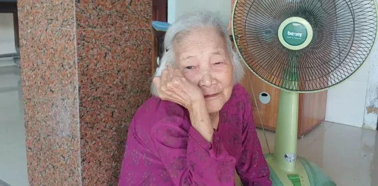 Mẹ của anh Thành ngồi buồn chờ mong con.