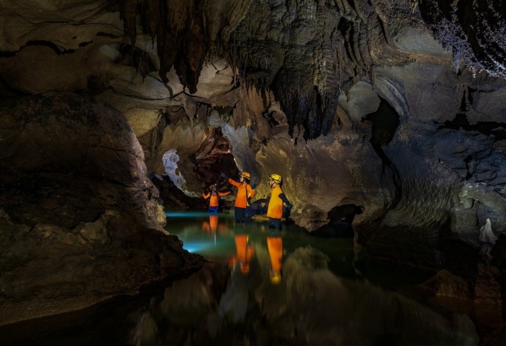 Sông ngầm trong hang Chà Lòi. Ảnh Quangbinhtravel