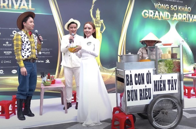 Thí sinh hóa thành cô gái bán bún riêu.
