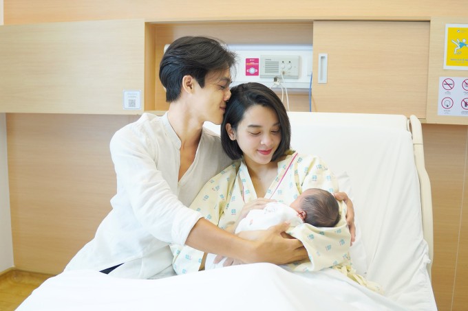 Quỳnh Lương và ông xã Tiến Phát khoe ảnh đón con gái.