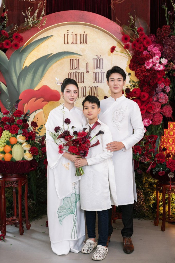 Quỳnh Lương cùng con trai và ông xã Tiến Phát trong lễ ăn hỏi hôm 21/3.