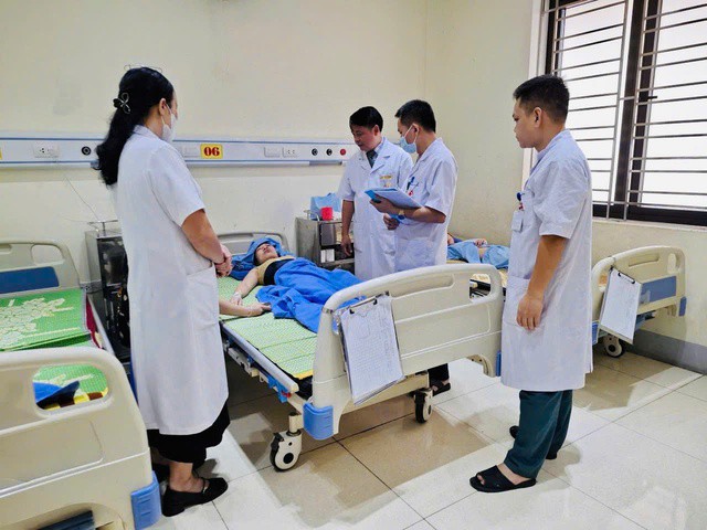 Các y bác sĩ thăm khám cho nạn nhân trong vụ tai nạn xảy ra tối 11/8. Ảnh: BVCC.