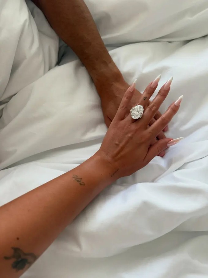 Georgina Rodríguez khoe nhẫn Ronaldo tặng với chú thích: 'Em đồng ý. Ở kiếp này và mọi kiếp sau'.