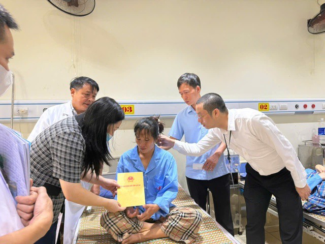 Cơ quan chức năng thăm hỏi các nạn nhân sau vụ tai nạn.