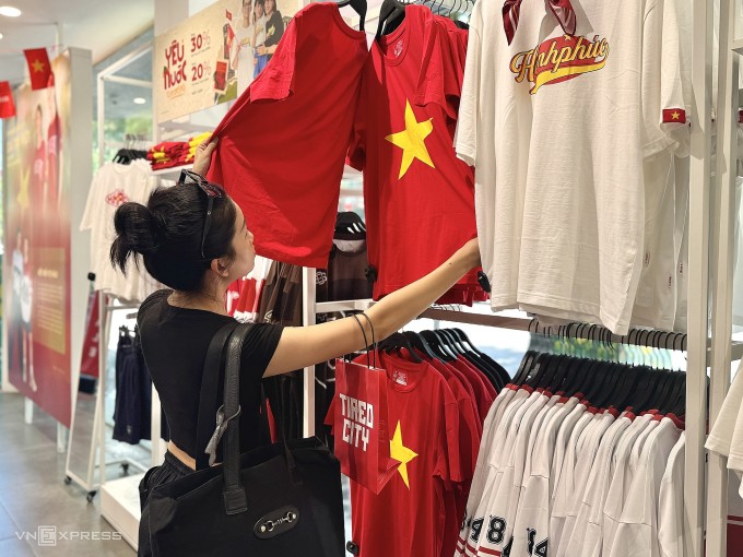 Gian hàng áo phông theo chủ đề yêu nước tại một cửa hàng trên mặt đường Bà Triệu, Hà Nội. Ảnh: Ngọc Diễm