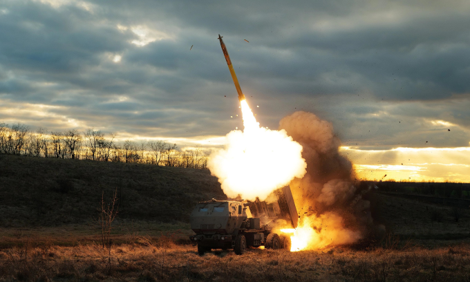 Pháo phản lực HIMARS Ukraine khai hỏa nhằm vào vị trí Nga tháng 12/2023. Ảnh: Quân đội Ukraine