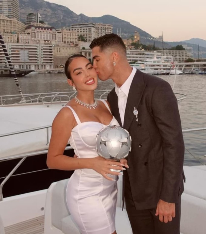 Theo Forbes, C. Ronaldo nhận khoảng 225 triệu USD từ lương và thêm 50 triệu USD từ các hợp đồng quảng cáo, dẫn đầu danh sách các VĐV thu nhập cao nhất năm 2025.