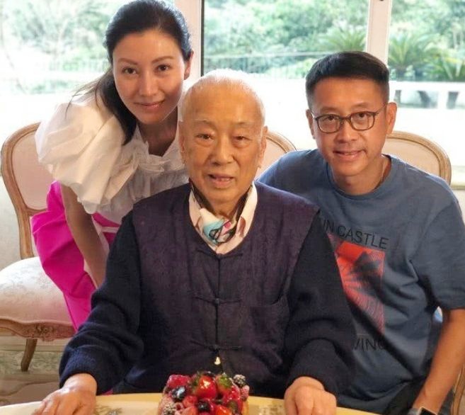 Tỷ phú Hong Kong Hứa Thế Huân và con trai Hứa Tấn Hanh, con dâu Lý Gia Hân. Ảnh: 163