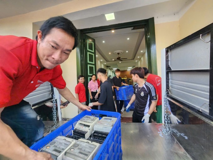 Di dời đồ đạc khỏi trụ sở EVN Hoàn Kiếm, sáng 12/8. Ảnh: Hoàng Phong