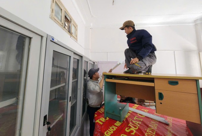 Tháo dỡ thiết bị tại phòng làm việc ở trụ sở Hội người mù Hà Nội. Ảnh: Hoàng Phong