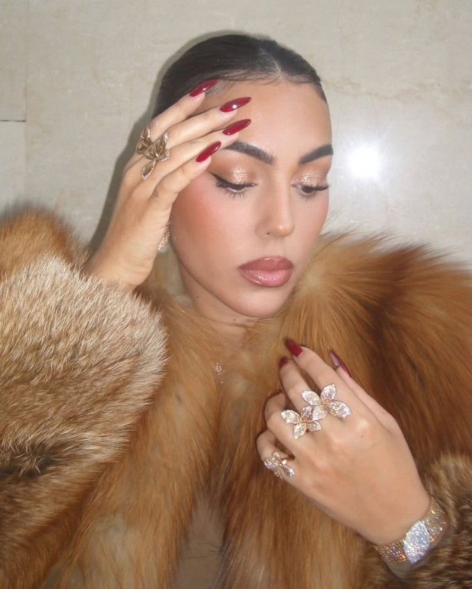 Georgina Rodriguez đeo bộ nhẫn hình bông hoa và vòng tay kim cương hình lá đắt đỏ của Pasquale Bruni. Ảnh: Instagram Georgina Rodriguez