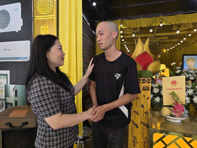 Bà Vũ Thị Hiền Hạnh - Phó Chủ tịch UBND tỉnh Lào Cai thăm hỏi, chia buồn với gia đình cháu bé tử vong.