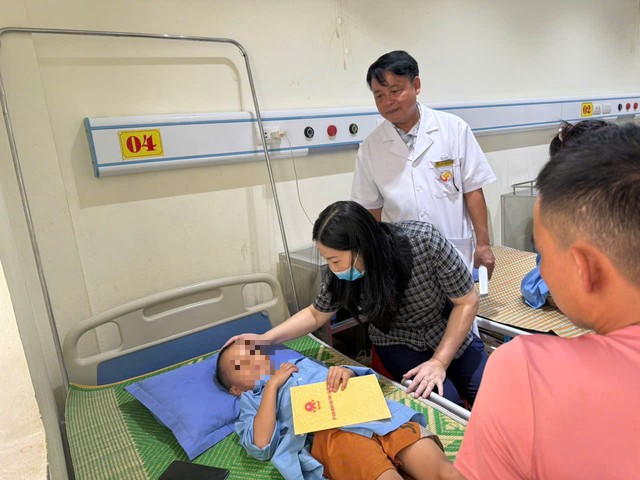 Bà Vũ Thị Hiền Hạnh - Phó Chủ tịch UBND tỉnh Lào Cai cùng lãnh đạo của TTYT khu vực Văn Yên thăm hỏi các nạn nhân.