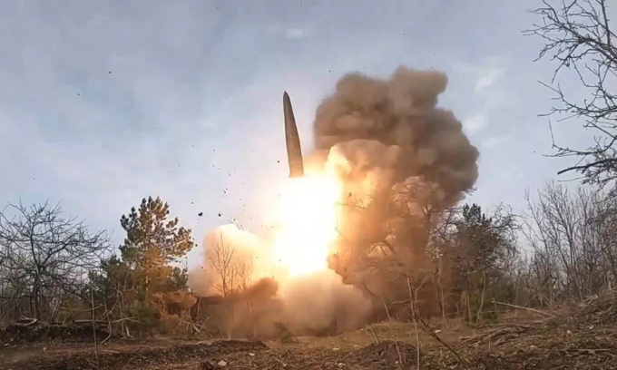 Tên lửa đạn đạo Iskander-M khai hỏa nhằm vào lực lượng Ukraine hồi năm 2022. Ảnh: RIA Novosti