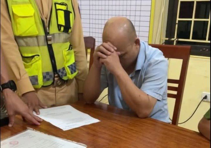 Ông Lò Văn Mạnh tại cơ quan công an sau khi gây tai nạn làm 1 người tử vong, 10 người bị thương. Ảnh: OFFB