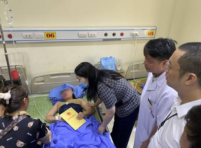 Lãnh đạo tỉnh Lào Cai thăm hỏi các nạn nhân trong vụ tai nạn. Ảnh: Cổng TTĐT tỉnh Lào Cai