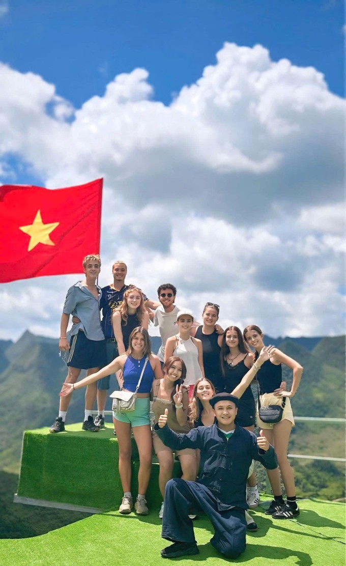 Hùng và các du khách quốc tế chụp ảnh tại Tuyên Quang.