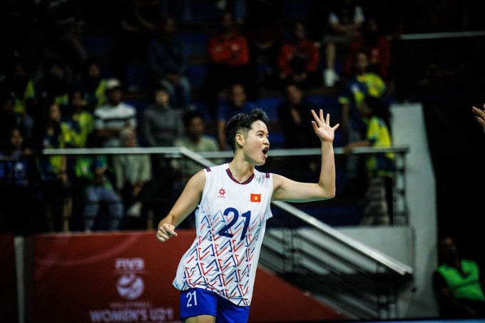 VĐV Nguyễn Phương Quỳnh thi đấu trong trận Việt Nam thắng Indonesia 3-0 ở bảng A giải bóng chuyền nữ U21 thế giới 2025, tại Surabaya, Indonesia ngày 7/8/2025. Ảnh: World Volleyball