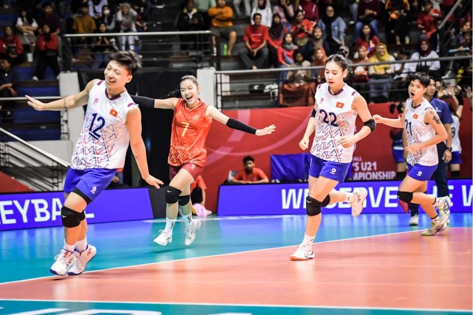 VĐV Đặng Thị Hồng (số 12) thi đấu trong trận Việt Nam thắng Indonesia 3-0 ở bảng A giải bóng chuyền nữ U21 thế giới 2025, tại Surabaya, Indonesia ngày 7/8/2025. Ảnh: World Volleyball