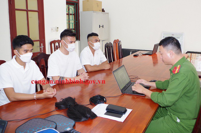 Nhóm thanh niên dàn dựng clip có "cảnh nóng" trên xe ô tô để câu like. Ảnh: Công an Ninh Bình