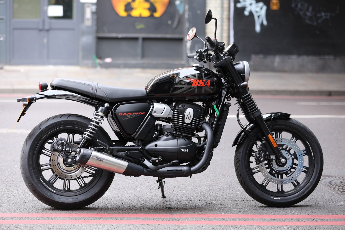 BSA Bantam 350 trang bị động cơ DOHC, dung tích 334cc, xi-lanh đơn.