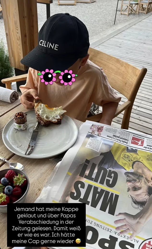 Cathy Hummels đăng ảnh con trai biết được về trận đấu chia tay của bố qua đọc báo, và cả 2 mẹ con không được mời