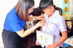 Tin tức trong ngày - Trao Huy hiệu "Tuổi trẻ dũng cảm" cho nam sinh lớp 6 cứu em nhỏ dưới mương nước