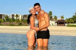 Hé lộ chuyện tình của Ronaldo và bạn gái nóng bỏng